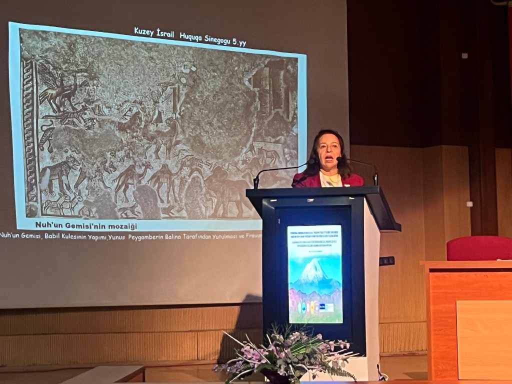 考古研究国际会议于土耳其伊迪尔大学举行，多位知名学者分享最新研究成果。图为安纳托利亚文明博物馆考古学家Dr. Melek YILDIZTURAN。