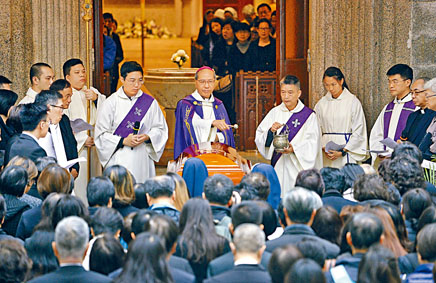 ■辅理主教夏志诚主持迎灵体礼。