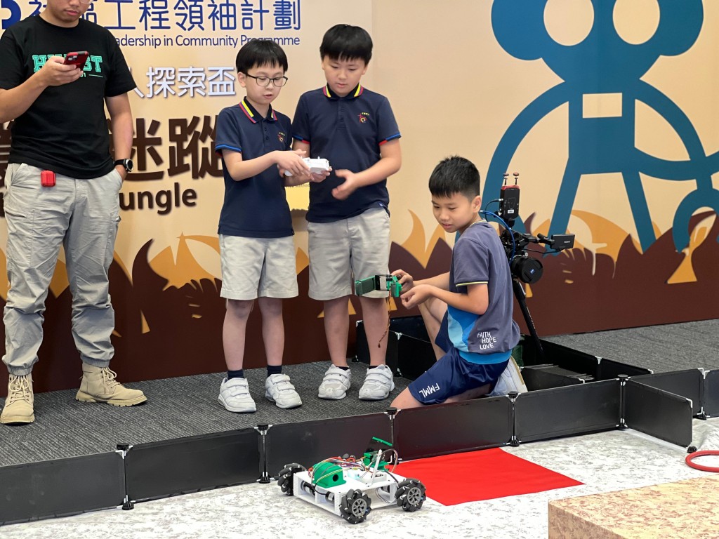 循理会美林小学新校服上装以深蓝色Polo shirt，下身以大地色系为主调，配以白波鞋，方便参与STEAM或社区体验活动。（图片来源：受访者提供）