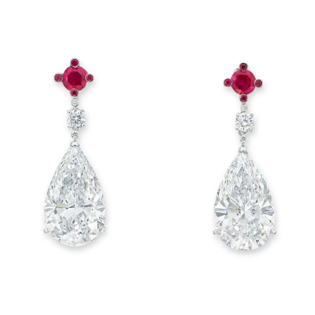 由MOUSSAIEFF設計的10.04／10.03克拉D色VVS1淨度鑽石及紅寶石耳環  估價：港元 8,800,000 - 12,800,000