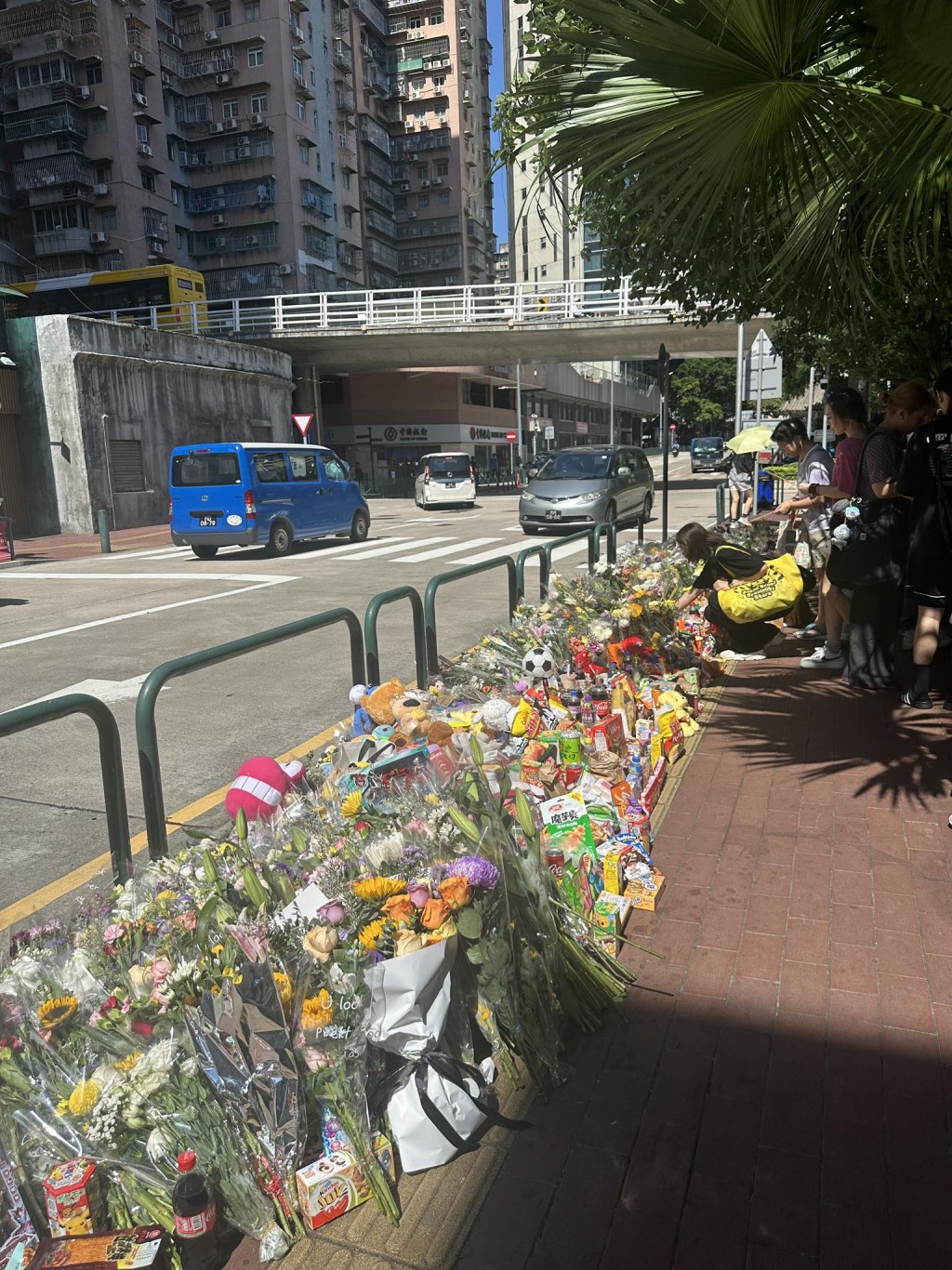 獻花悼念市民絡繹不絕。FB:Lynn Yu@澳門交通現場 獻花悼念市民絡繹不絕。FB:Lynn Yu@澳門交通現場