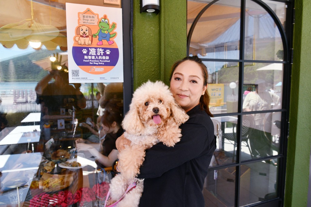 梁女士指，自己作為狗主，又作為店主自然感到開心，因以往可能即使帶狗狗外出遊玩，但最後沒有地方用餐，還是要回家。　　
