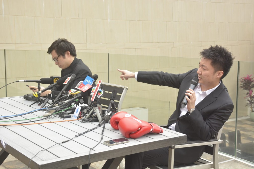 席间，林作（左）全程表现嘻皮笑脸，钟培生则对他不屑一顾．仲不时爆粗大骂林作，火药味浓！