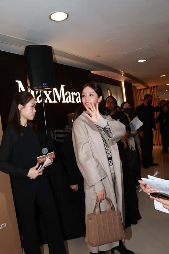 惠利以廣東話自我介紹,飛吻又派心,令粉絲興奮叫囂。 惠利以廣東話自我介紹,飛吻又派心,令粉絲興奮叫囂。