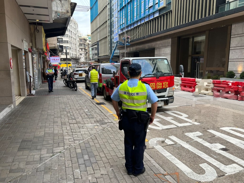 人員分別共發出891張定額罰款通知書及拖走六輛對交通造成嚴重阻塞的車輛 。警方圖片