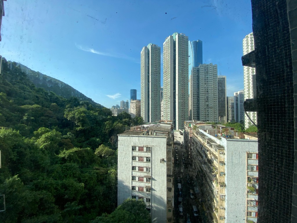 景觀方面,有翠綠山景及附近樓景。