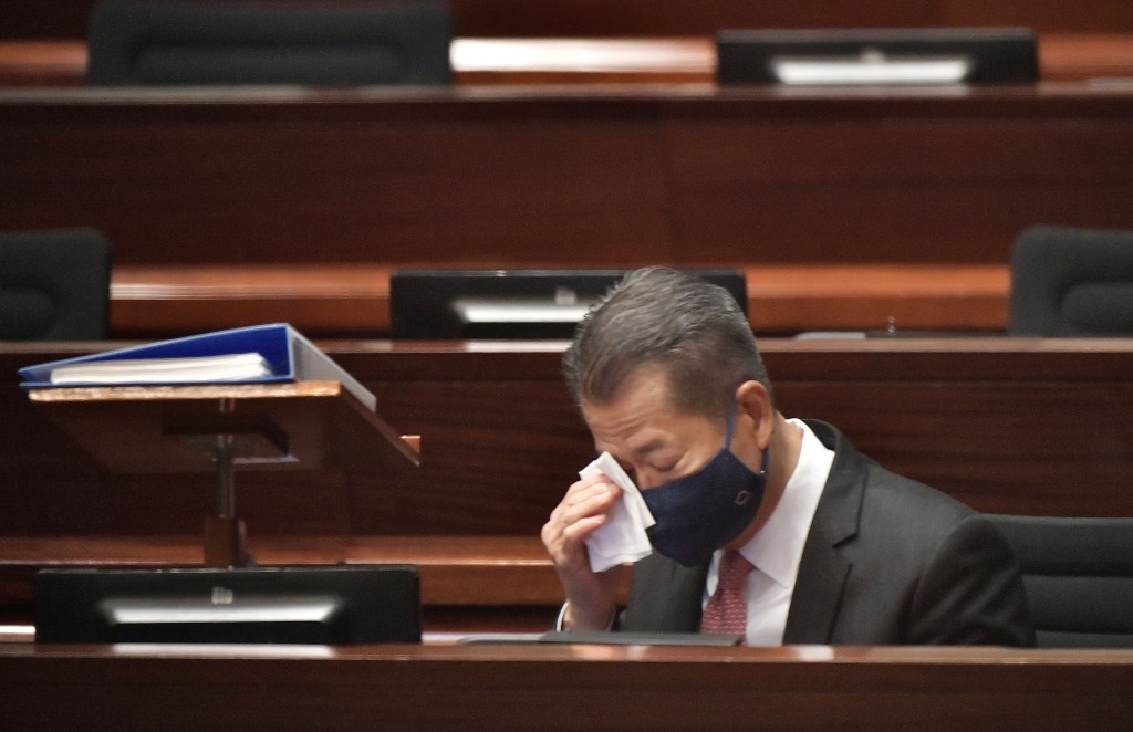 陳茂波在立法會宣讀財政預算案。（陳極彰攝）