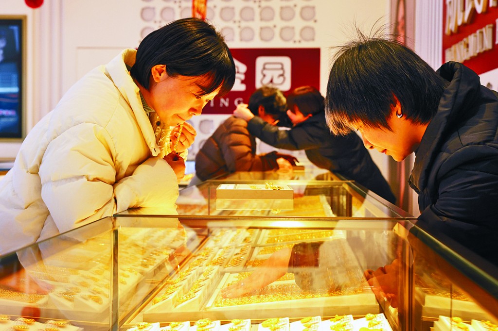 金價早前屢創新高，有內地市民到金舖選購黃金飾品或金條。