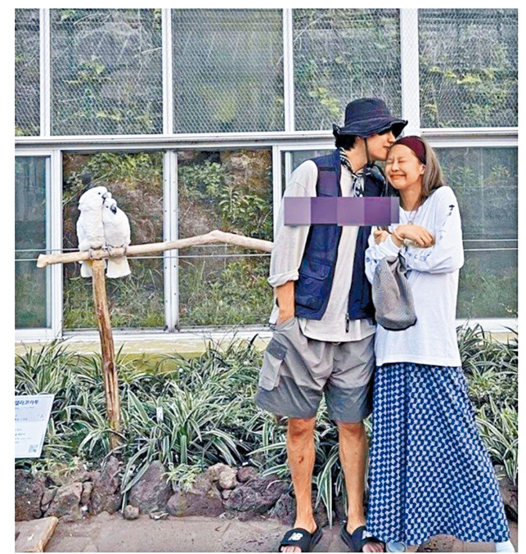 V親吻Jennie額頭的照片終曝光，二人扮身旁一對鸚鵡的姿勢。