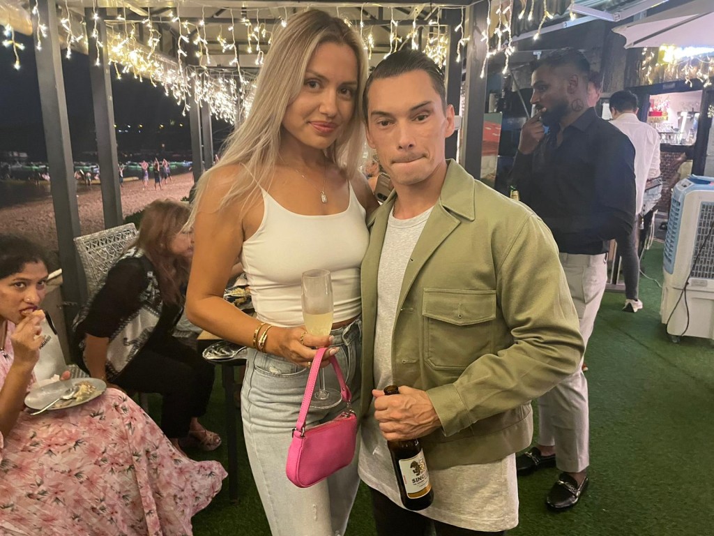 巴度和太太Eva和兩位女兒,將會返回法國和西班牙探親。 巴度和太太Eva和兩位女兒,將會返回法國和西班牙探親。