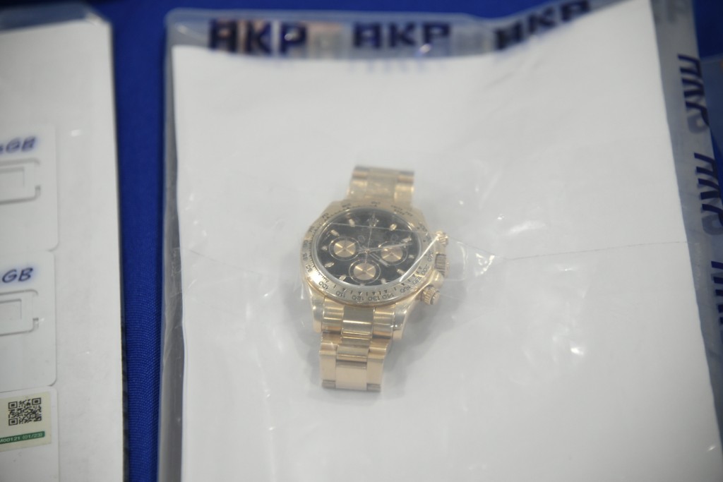 警方檢獲大批證物,包括名錶。 警方檢獲大批證物,包括名錶。