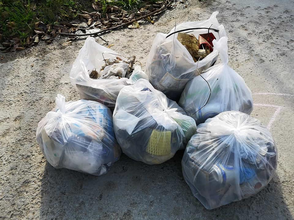 有行山客「滿載而歸」。（香港行山遠足之友(吹水山谷）圖片）