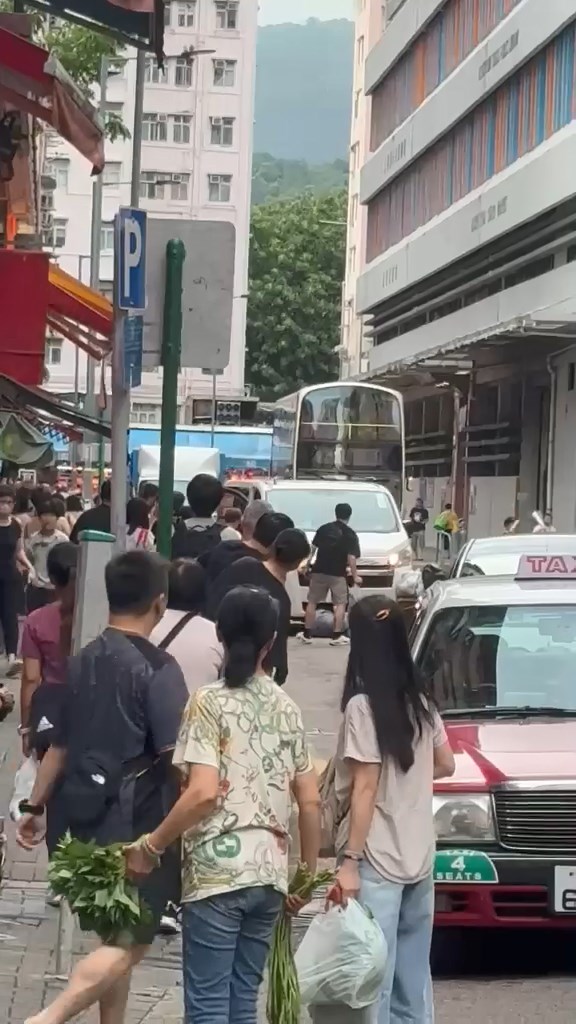一輛客貨車將一名執紙皮的老婦撞倒。林紹輝@fb圖片 一輛客貨車將一名執紙皮的老婦撞倒。林紹輝@fb圖片