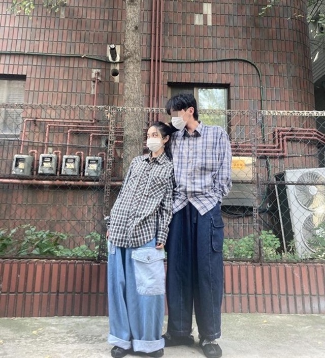珉娥與男友穿上情侶裝。