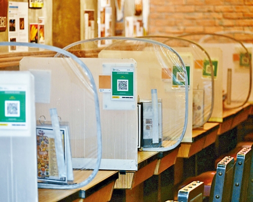 有店鋪便利食客,每個桌位都貼有「安心」碼。