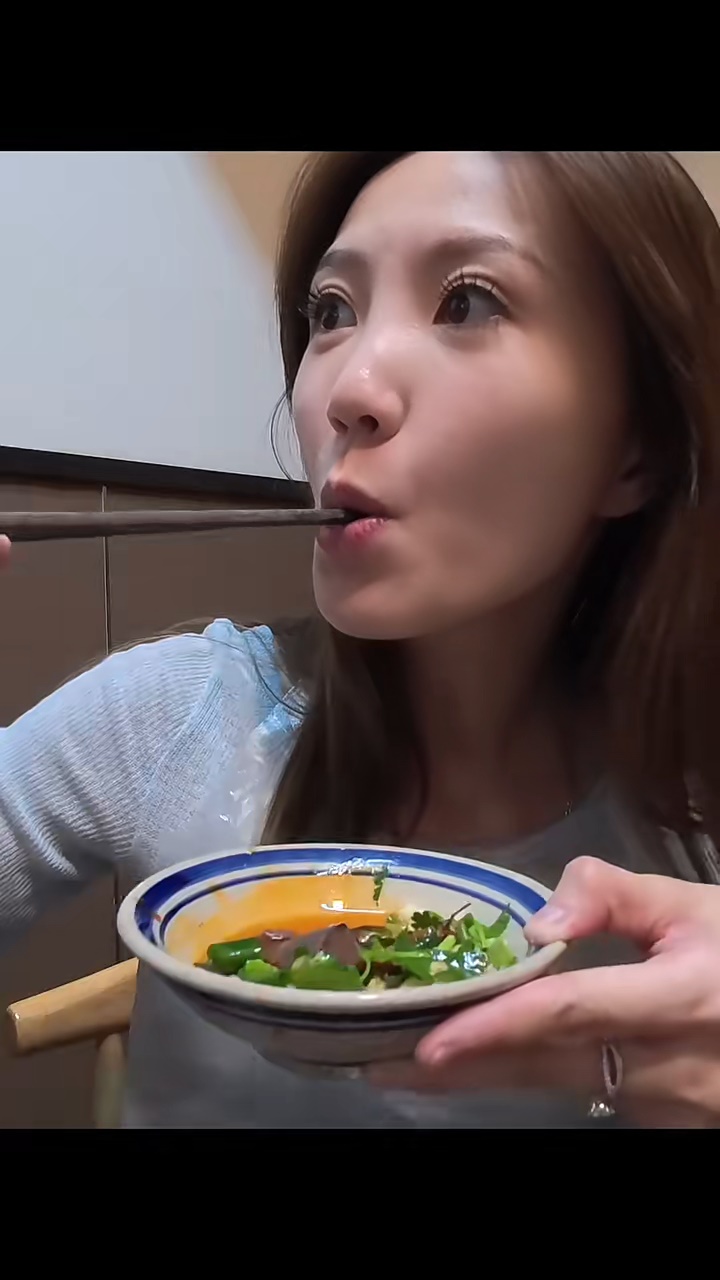 吳若希去吃需要排隊兩小時才能吃到的星級火鍋。 吳若希去吃需要排隊兩小時才能吃到的星級火鍋。