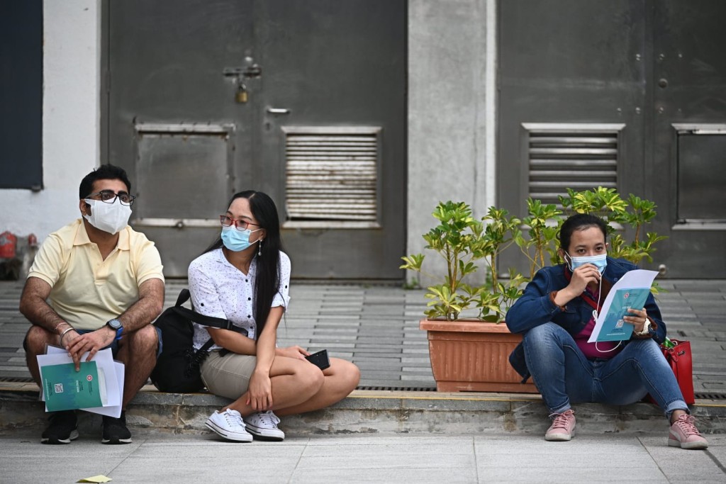 市民前往接種復必泰疫苗。