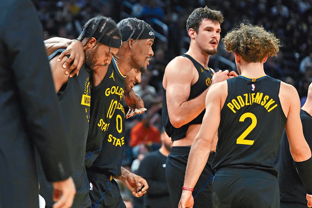 占美拔拿(左2)要隊友攙扶離場。