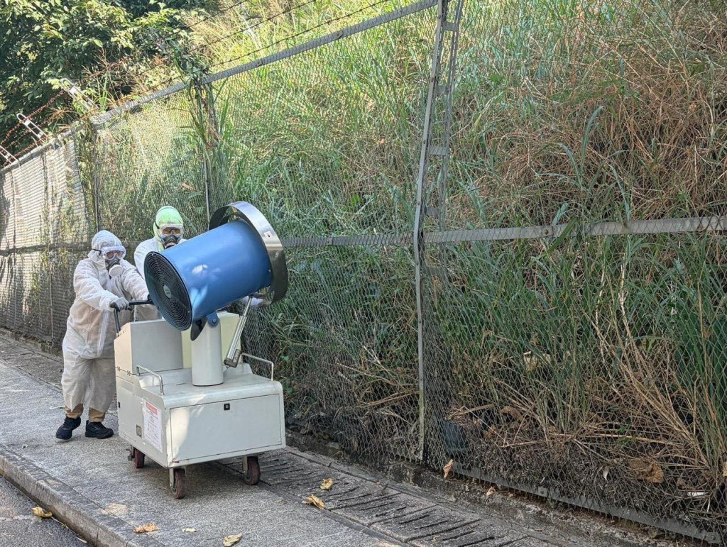 食環署在合適地點使用大型超低微量噴霧器。環署FB圖片