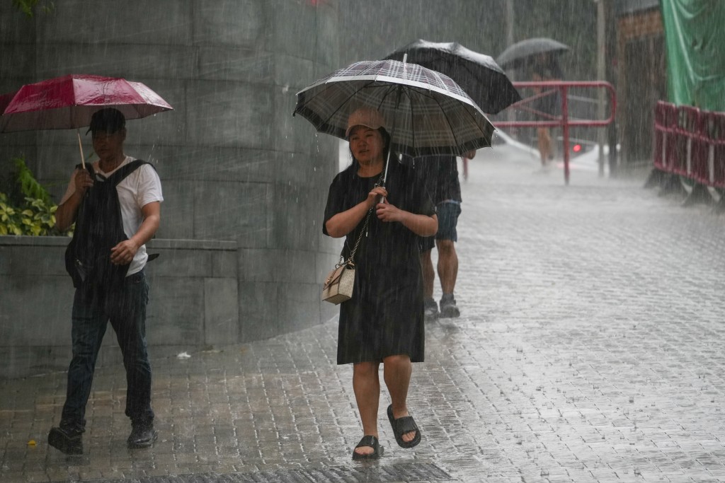 南丫島及南區的雨勢特別大,已錄得每小時雨量超過100毫米的大暴雨。吳艷玲攝 南丫島及南區的雨勢特別大,已錄得每小時雨量超過100毫米的大暴雨。吳艷玲攝