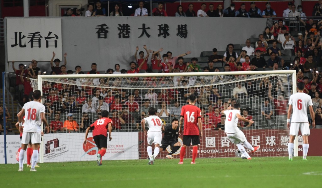 世界杯亚洲区外围赛，香港主场激战伊朗，伊朗搏到12码。 吴家祺摄