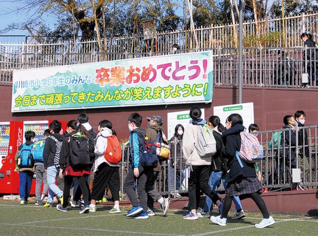 日本一間小學學生到東京遊樂園畢業旅行。網上圖片