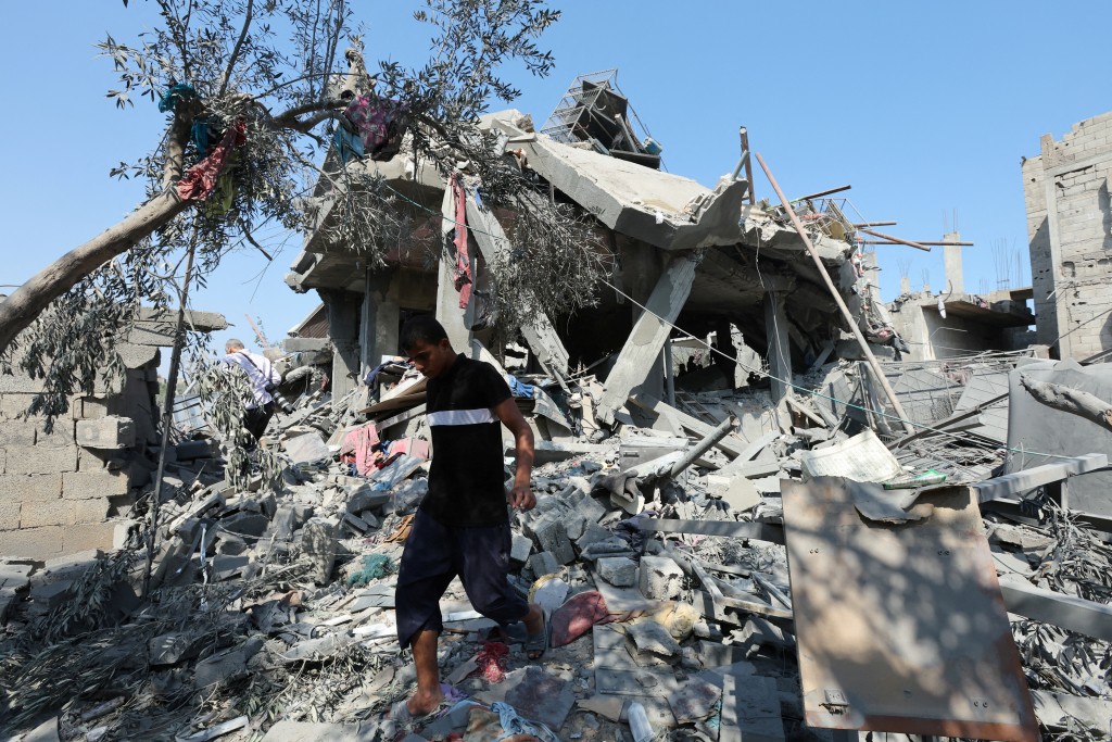 加沙中部房屋遭炸毀。路透社