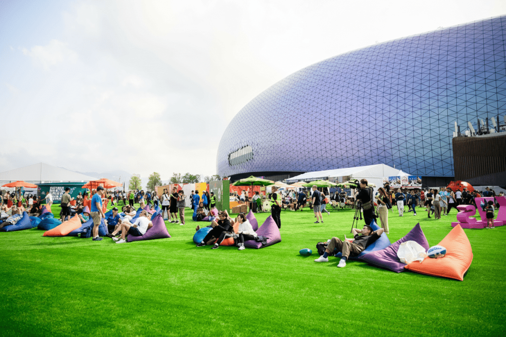 園區廣泛綠化有助緩解熱島效應，配合微氣候設計引入自然氣流，為「七欖球迷 村」營造清新、通爽而舒適的活動空間。啟德體育園