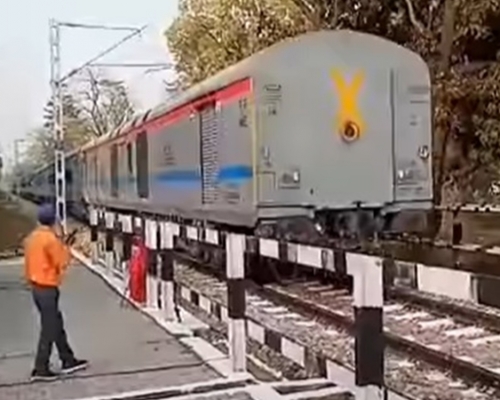目擊者拍下的火車逆向行駛的影片。（影片截圖）