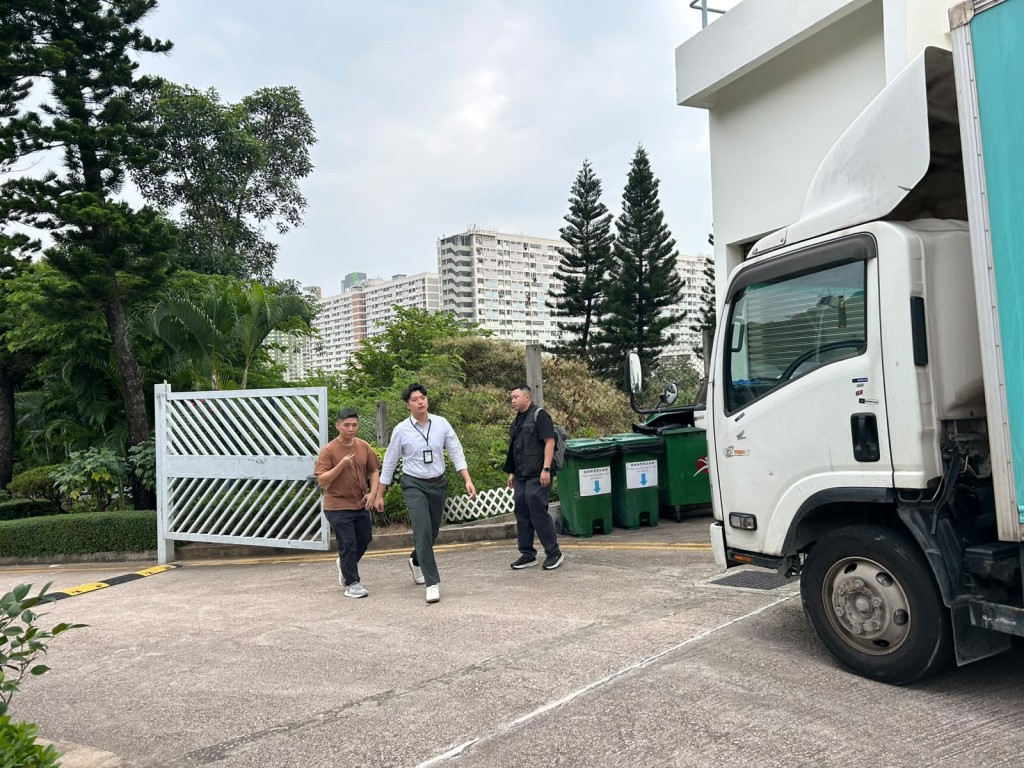 大批警員到場調查。 大批警員到場調查。