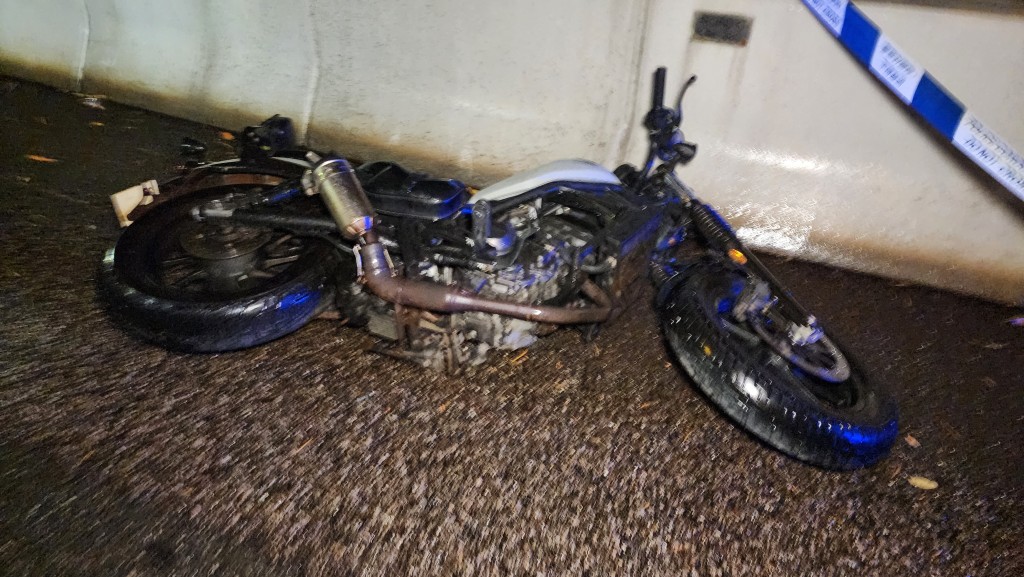 電單車失控倒在左邊路肩上。 電單車失控倒在左邊路肩上。