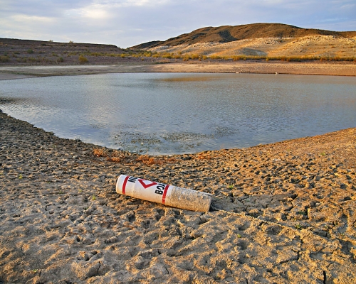 美國最大水庫米德湖水位下降至新低，乾涸位置擱着浮標。　
