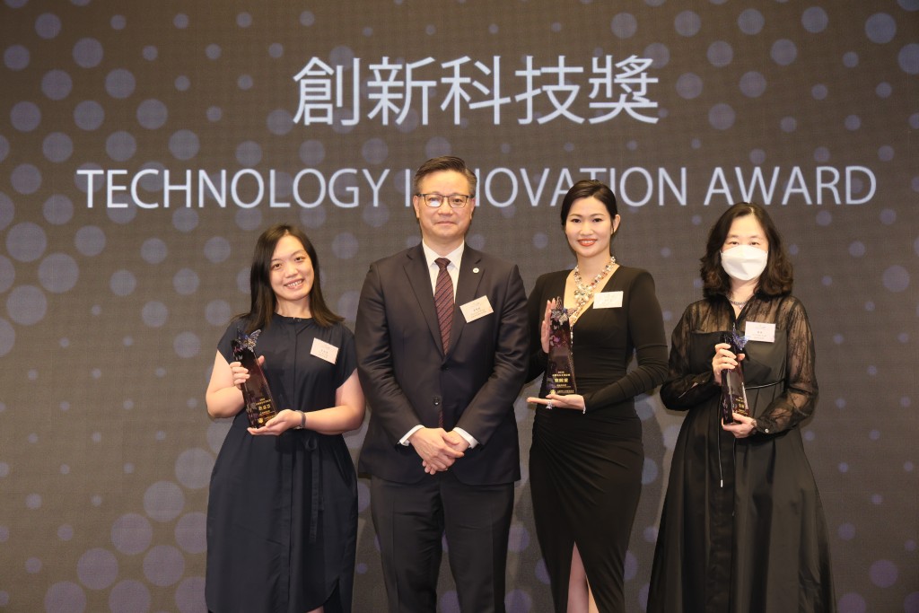 「創新科技獎」得獎者：(左起) 詹嘉慧、黃賢敏先生、黎曉靈、葉琳