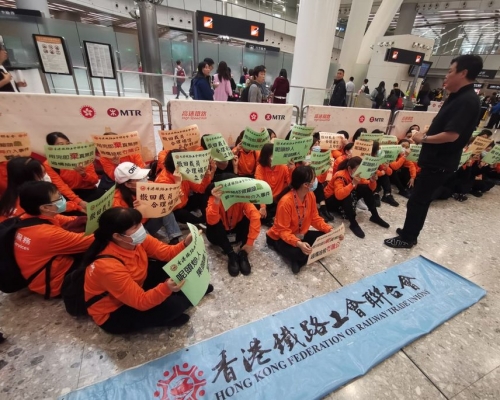 外判工早前靜坐站內抗議。資料圖片