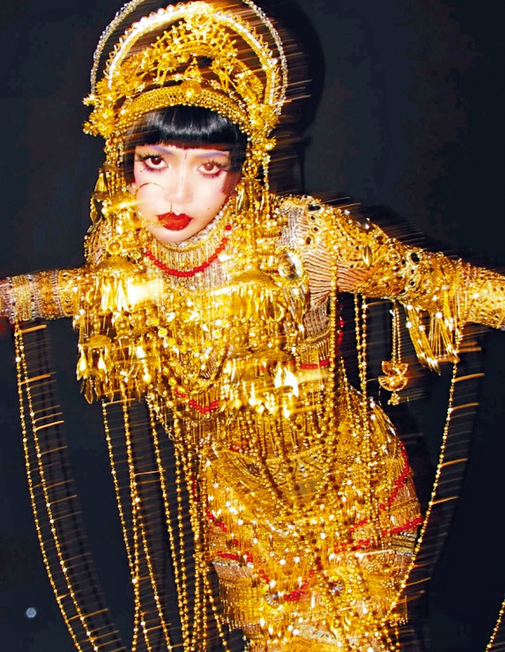 Lisa穿上一身金裝,化上妖艷妝容,扮演《愛x死x機器人》中的水中女妖「吉巴羅」。