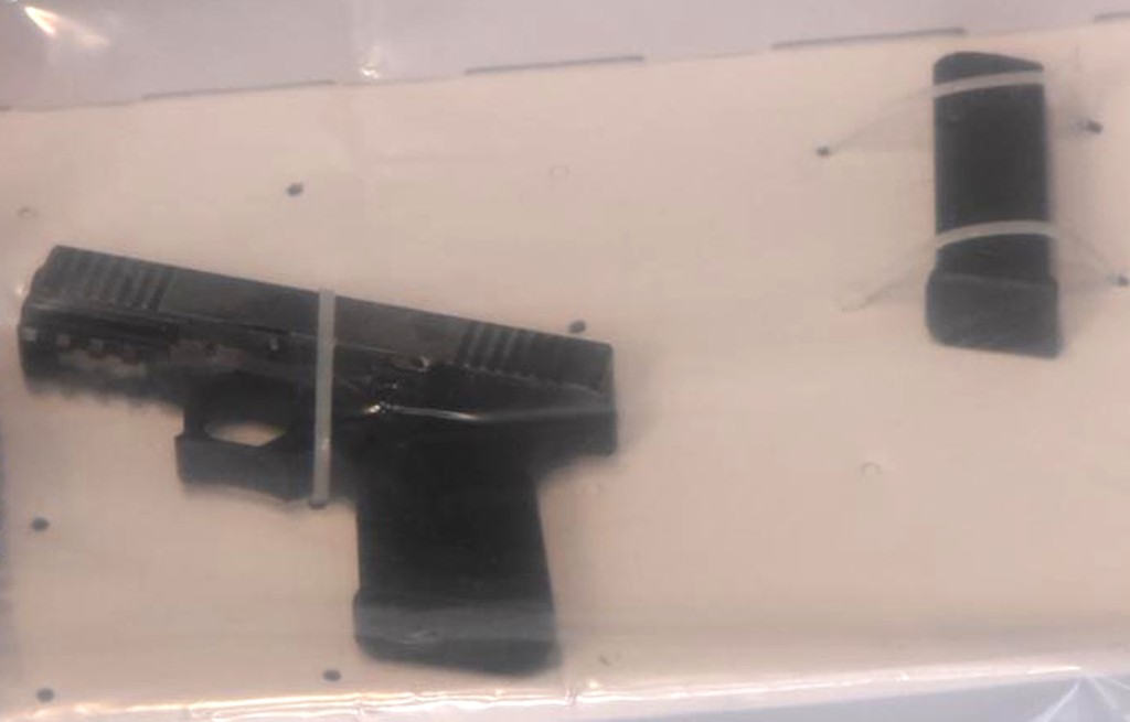 蘇緯軒被捕後在身上搜出的手槍。資料圖片
