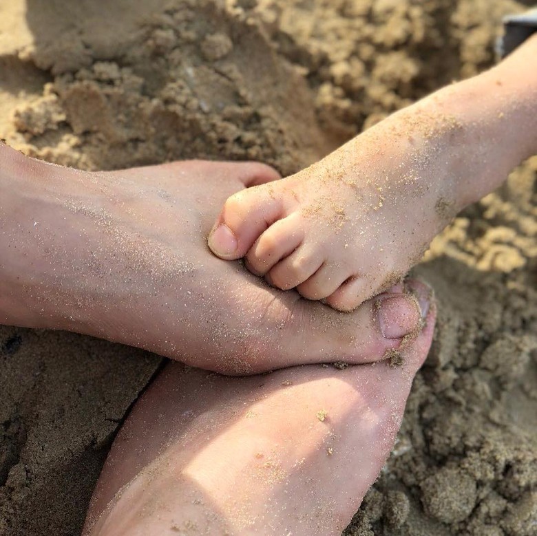 湯唯一家三口溫馨「腳疊腳」。ig圖片