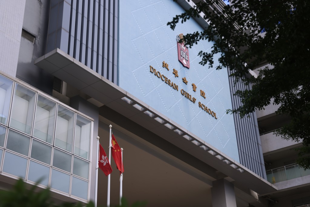 拔萃女书院辩论队成员认真准备比赛。(资料图片)