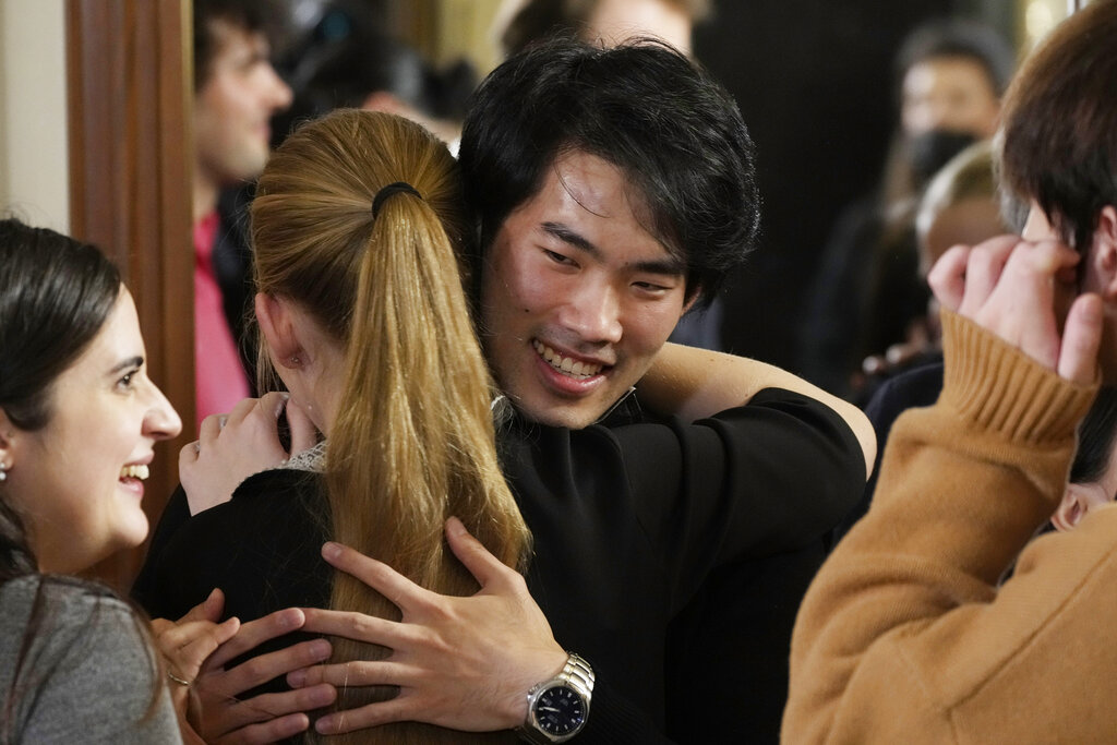 劉曉禹獲獎後擁抱親友，喜形於色。美聯社圖片