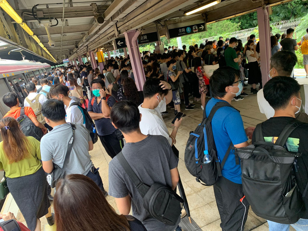 東鐵線車站出現上班人潮。