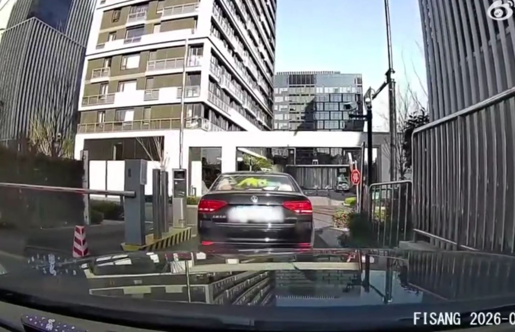 白色SUV逆線打尖被一眾車主「死頂」整治。微博