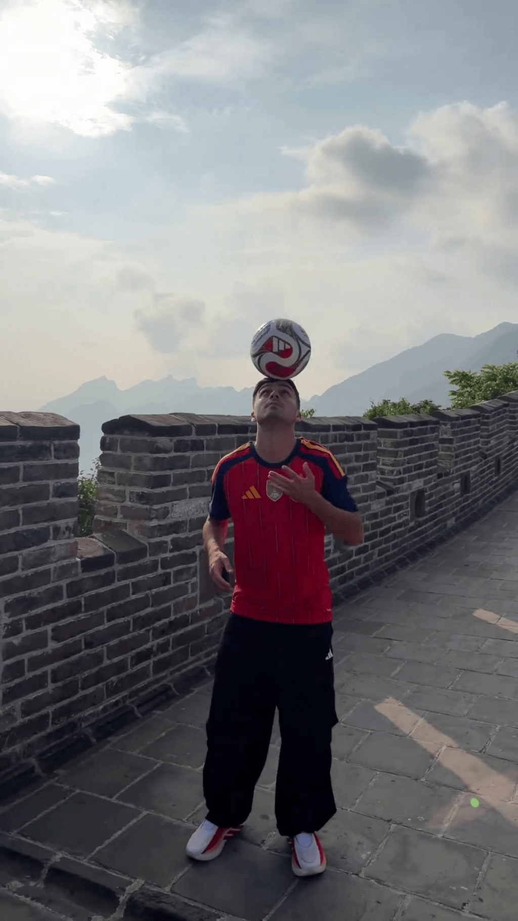 西班牙球星柏迪遊長城,秀球技。抖音 西班牙球星柏迪遊長城,秀球技。抖音