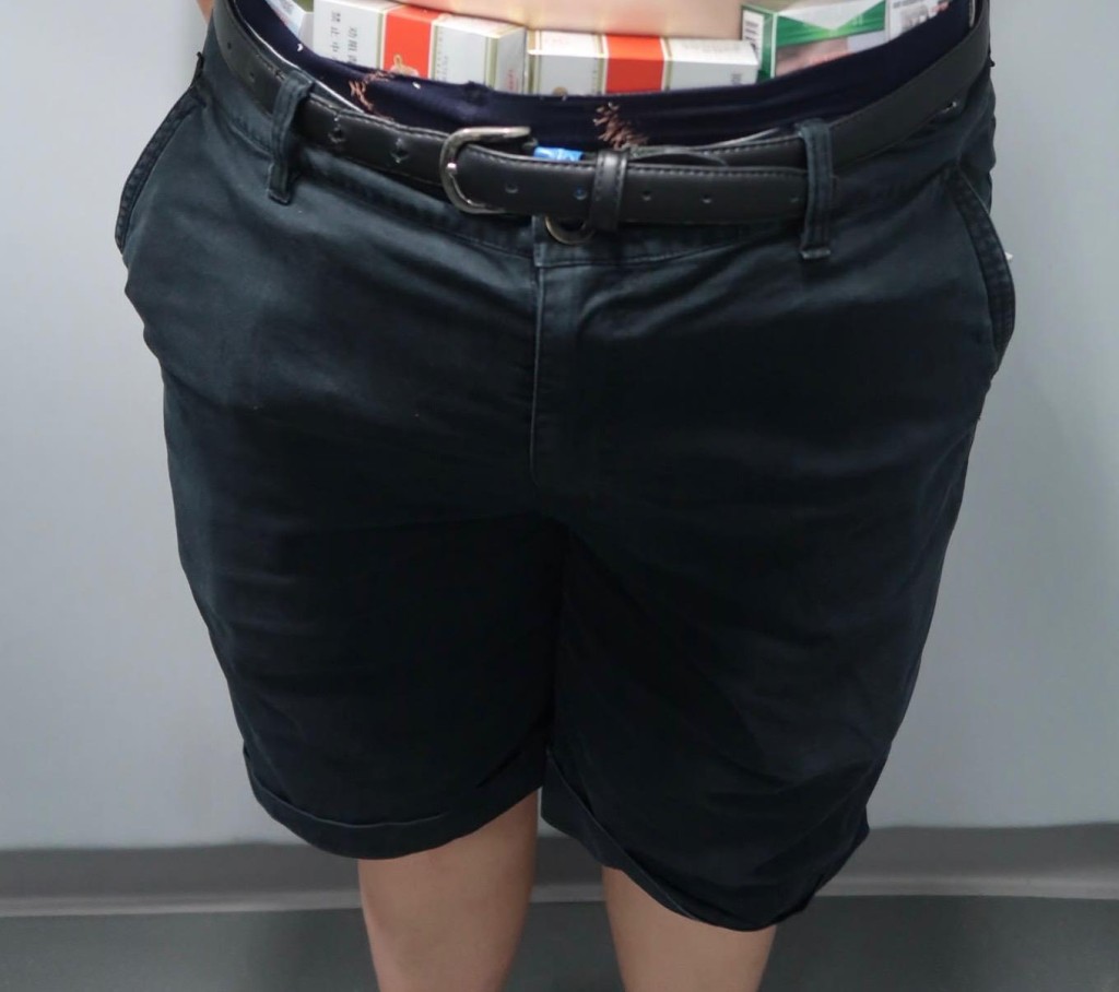 涉案女子將藏在內衣、前褲袋及後褲袋，並以衣服遮蓋。海關圖片