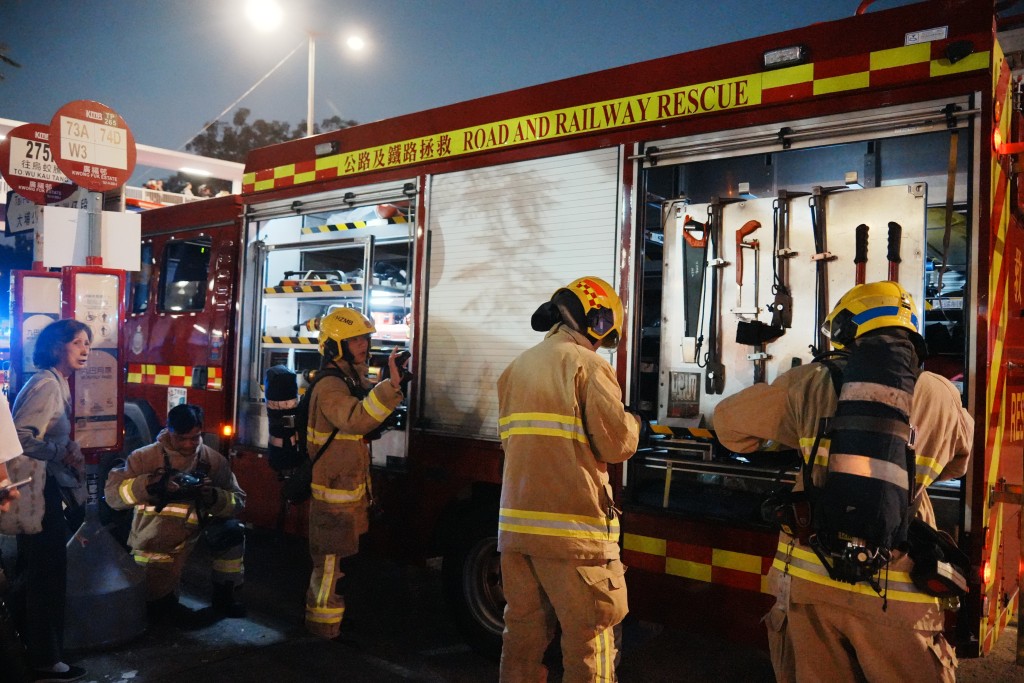 消防動員逾700人進行滅火。 汪旭峰攝