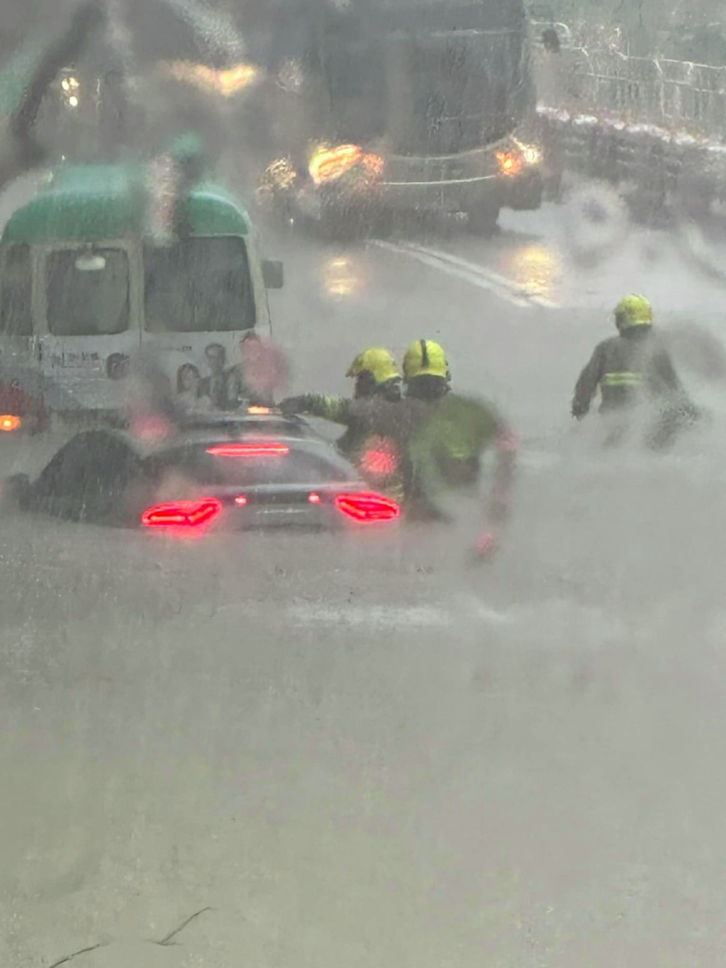 本港早前出現世紀暴雨，有小巴被水浸過半個車身，困於馬路中。網上圖片
