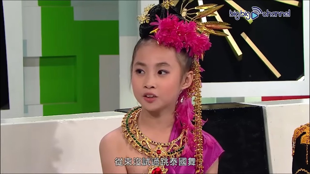 锺柔美于10岁时跟6名女童组成A Little Bit Shy。