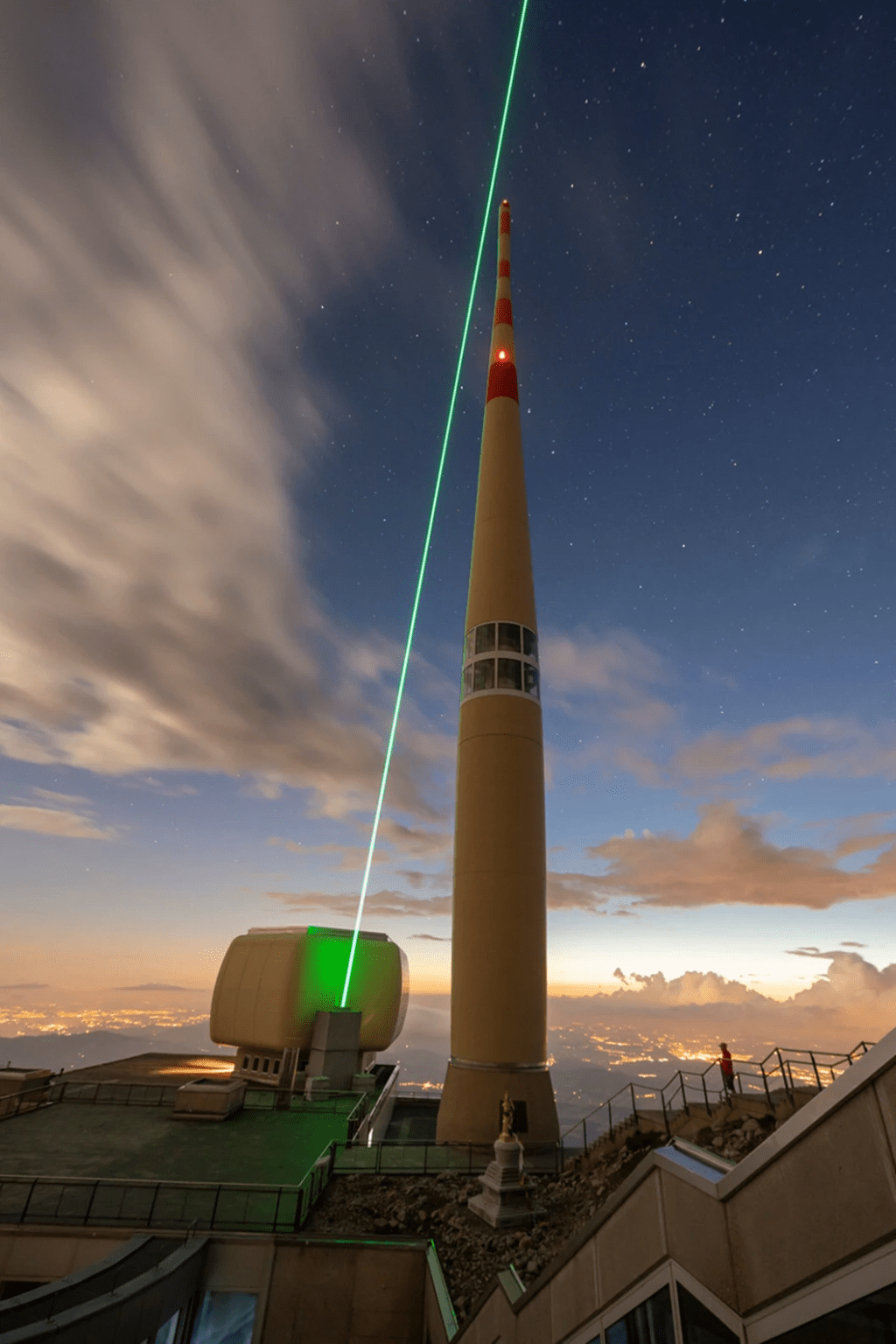 科学家将高频激光射向124米高的通讯塔上空。 网上图片