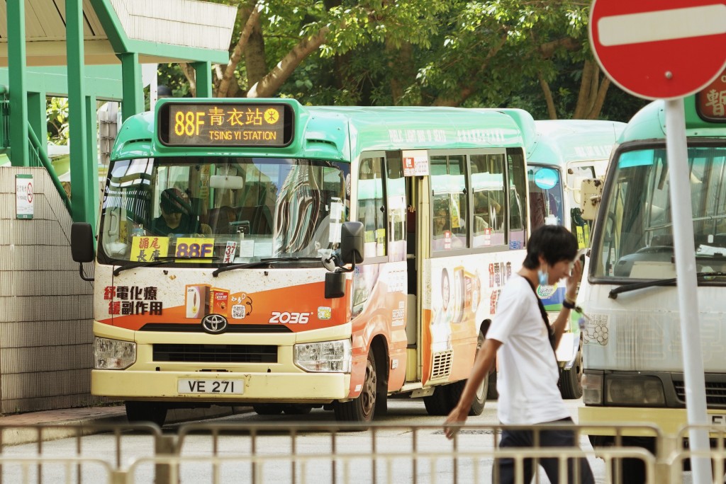 易志明指小巴業若全部兼職享全職僱員福利,成本將上升20%。資料圖片 易志明指小巴業若全部兼職享全職僱員福利,成本將上升20%。資料圖片