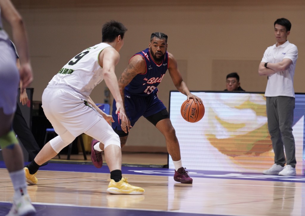 美臣鍾斯狂攬20分和14次助攻。香港金牛圖片