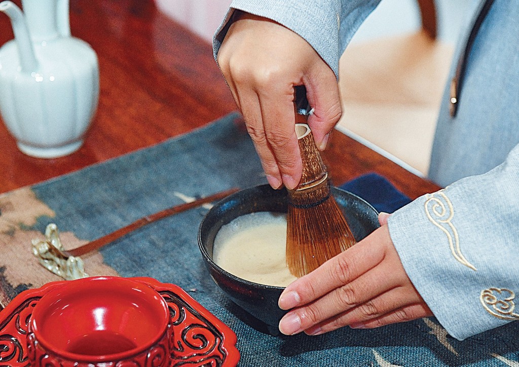 用茶筅（音︰冼）在茶碗裏攪動均勻，再擊打至起泡。有別於漢代和唐代，比起以火「煮茶」，宋代人則愛攪動茶粉來「點茶」。